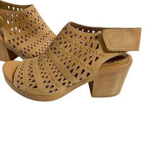 Sofft Ophia Laser Cut Peep Toe Block Heel Sandals Tan Nude Leather Size 7